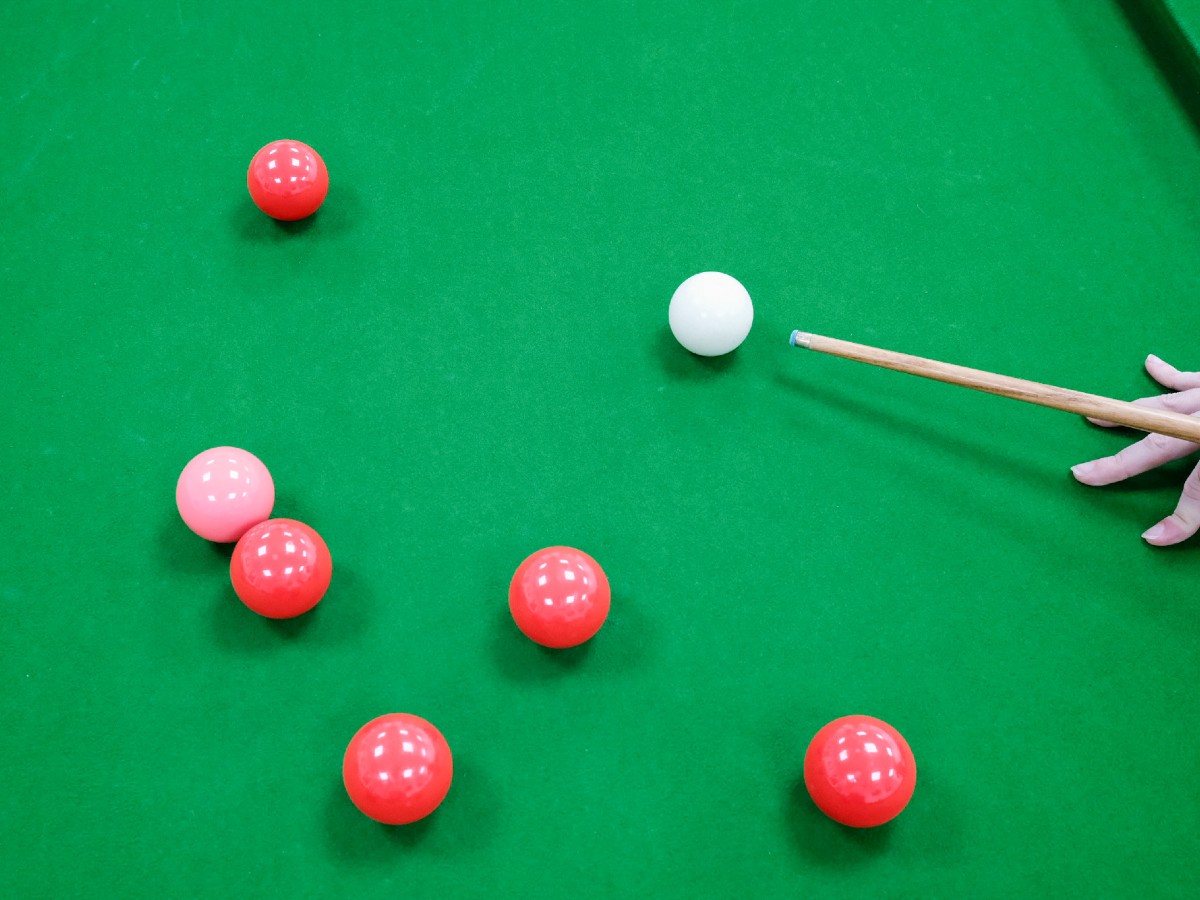 playing a snooker shot on red on Snooker Spot
